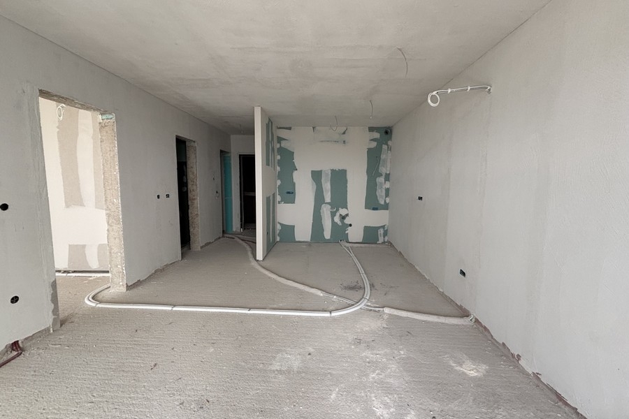 Rum med tillgång till terrassen och delvis skymd havsutsikt