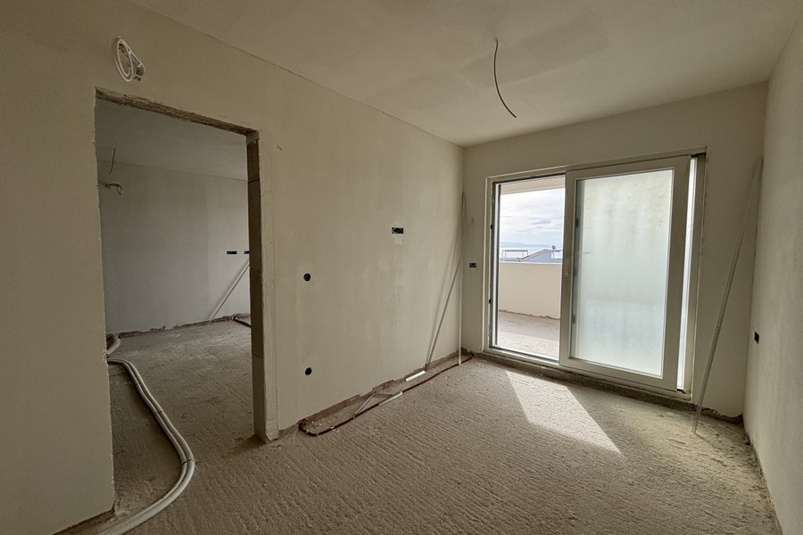 Sovrum i oavslutat skick med fönsteröppning