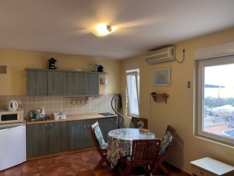 Öppet kök med utrustat kök och matplats