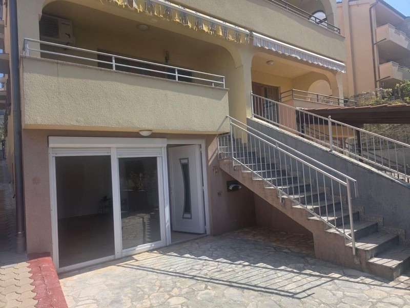 Vardagsrum med tillgång till loggian och havsutsikt