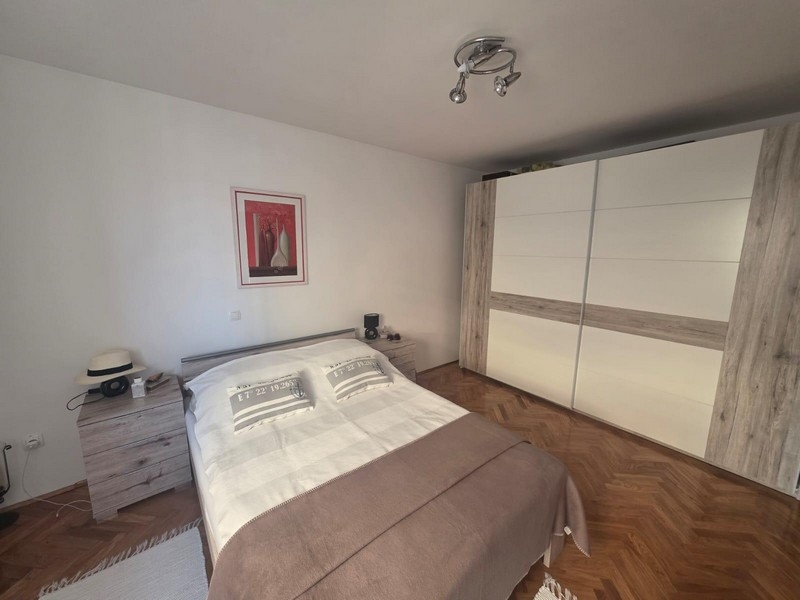 Badrum med dusch, tvättmaskin och fönster