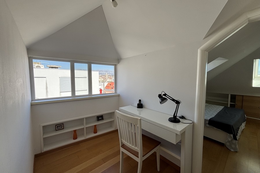 Utsikt över lägenhetens arbetsområde.