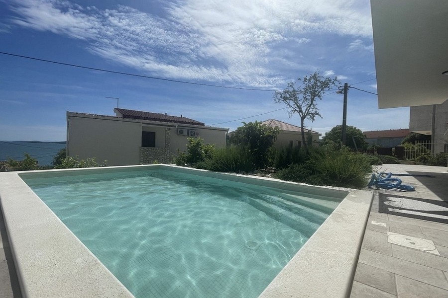 Pool i lägenhet A3925 - med havsutsikt.