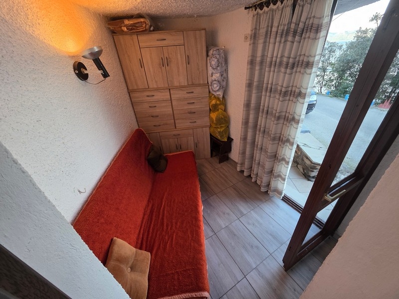 Litet vardagsrum med soffa och tillgång till utsidan