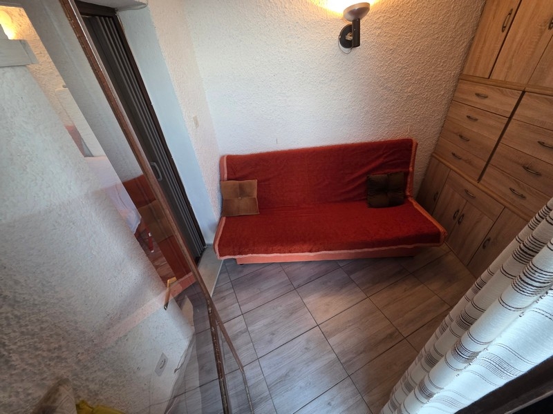 Vardagsrum med soffa och förvaringsutrymme i entrén