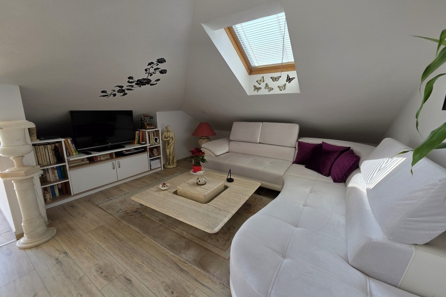 Vardagsrum med soffa.