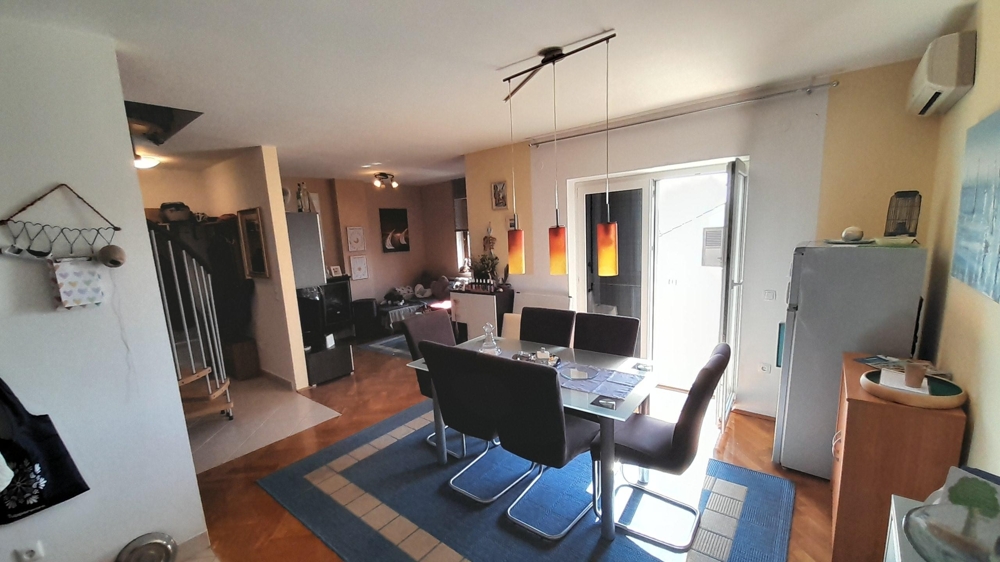 Vardagsrum med matplats och utgång till terrassen