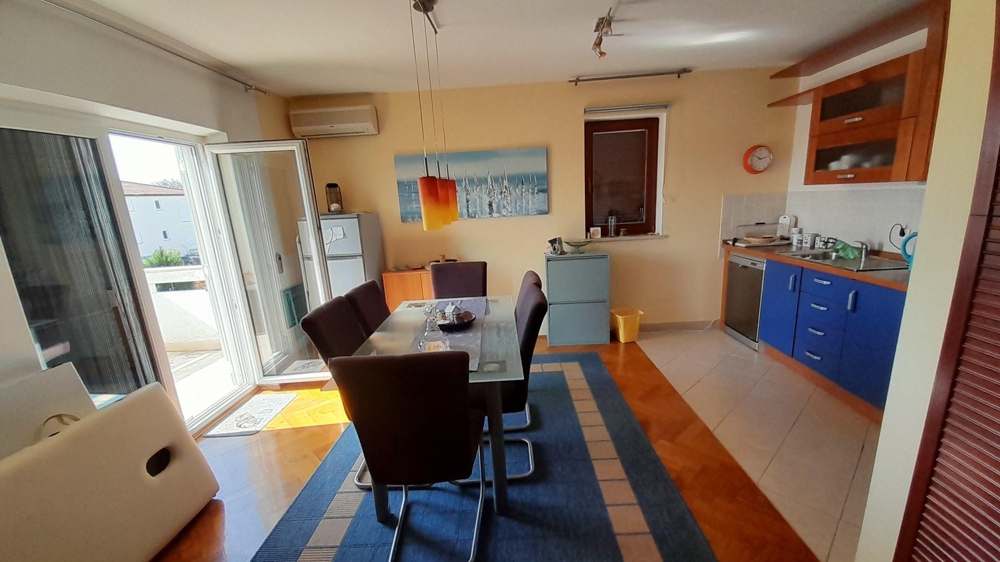 Öppet vardagsrum och kök med modern inredning