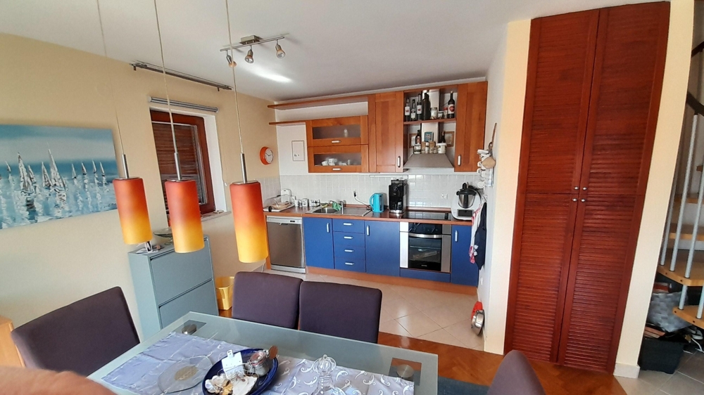 Kök med inbyggda vitvaror och förvaringsutrymme