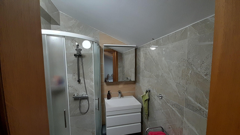 Modernt badrum med dusch och handfat