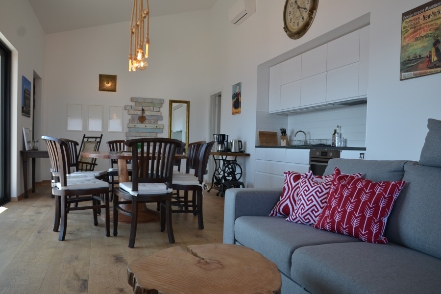 Öppet vardagsrum med kök och matbord