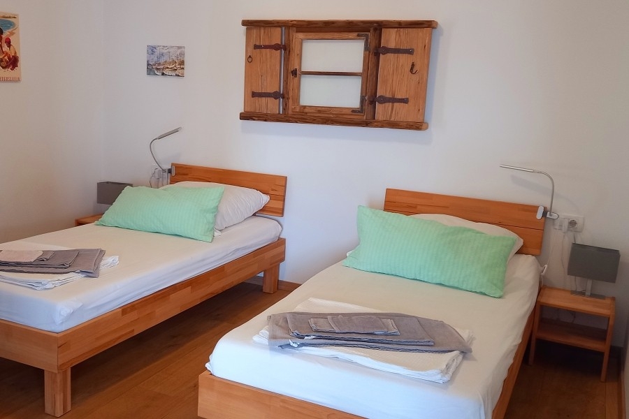 Sovrum med två enkelsängar