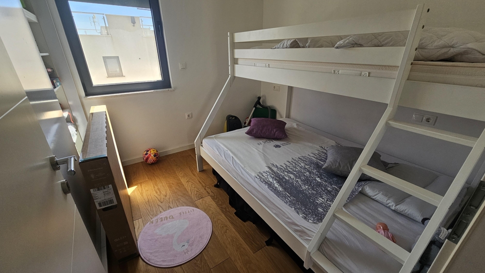 Barnrum med våningssäng och fönster