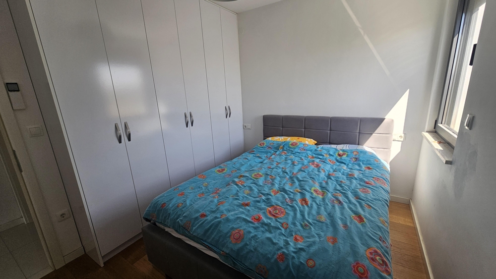 Sovrum med inbyggd garderob och dubbelsäng