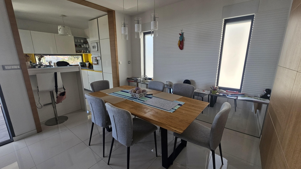 Matplats med bord och tillgång till kök