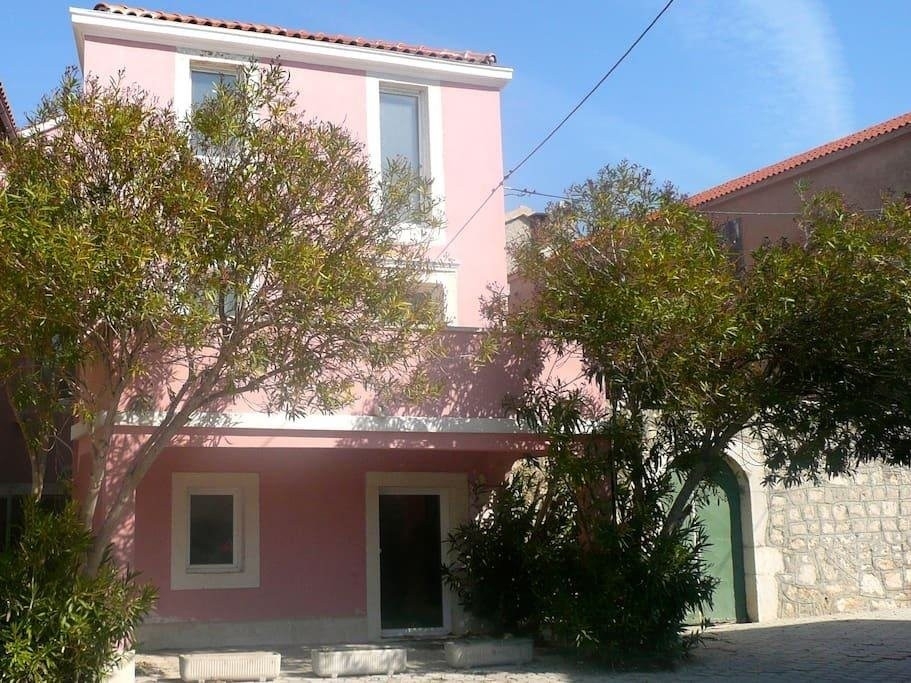 Husfasad på fastighet A3932 i ett lugnt kustläge i Kroatien