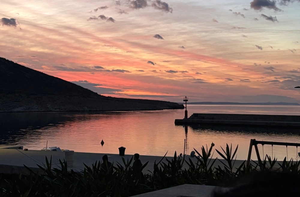 Utsikt över hamnen vid solnedgången vid havet