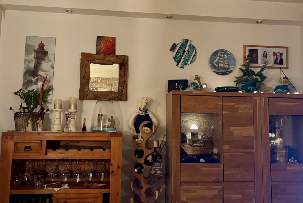 Vardagsrum med trämöbler och väggdekoration