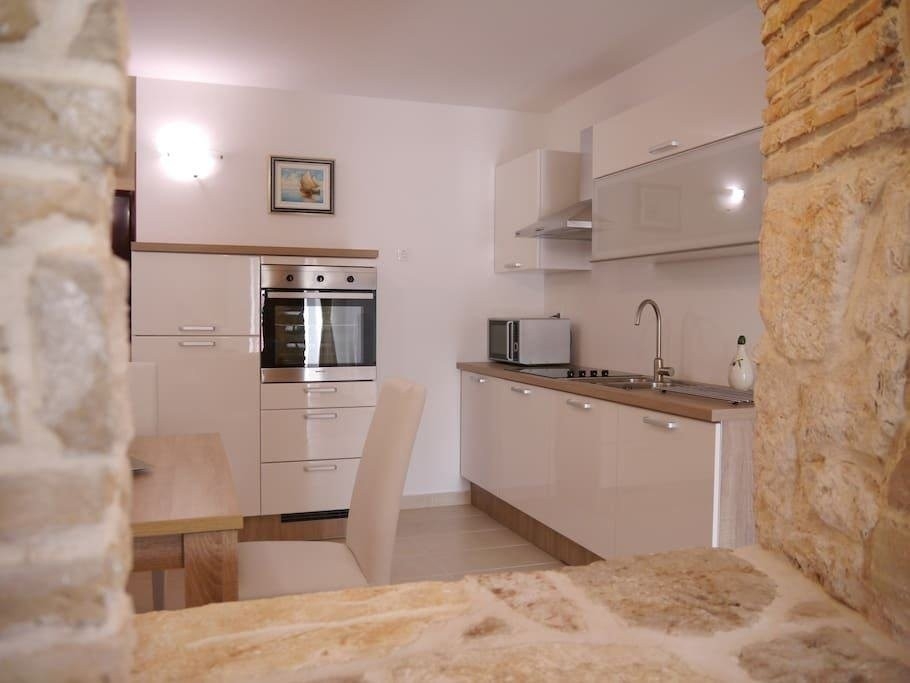 Modernt kök med inbyggda vitvaror