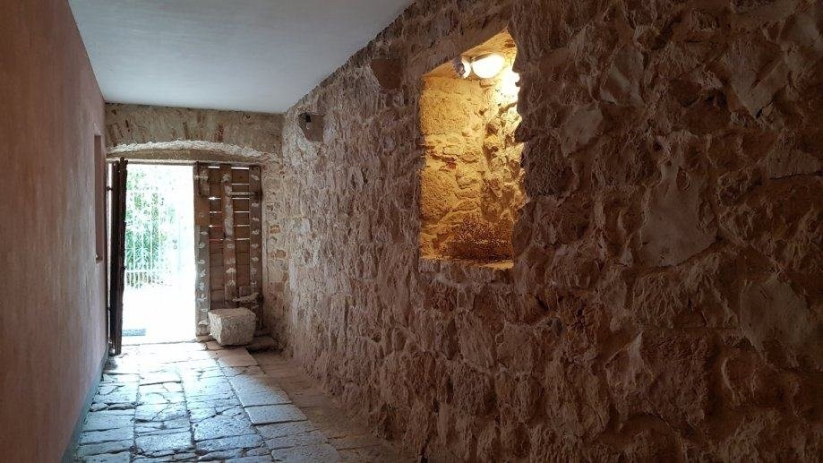 Hall med naturstensmur och utgång till altan