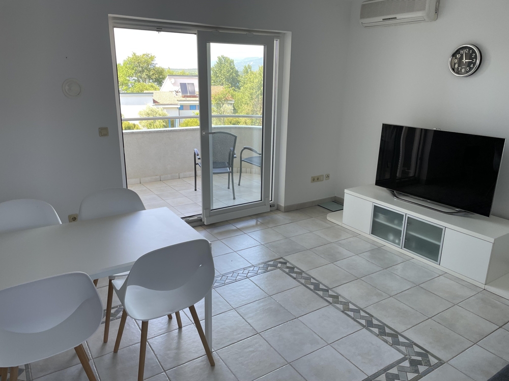 Tillgång till balkong med havsutsikt genom stora fönster