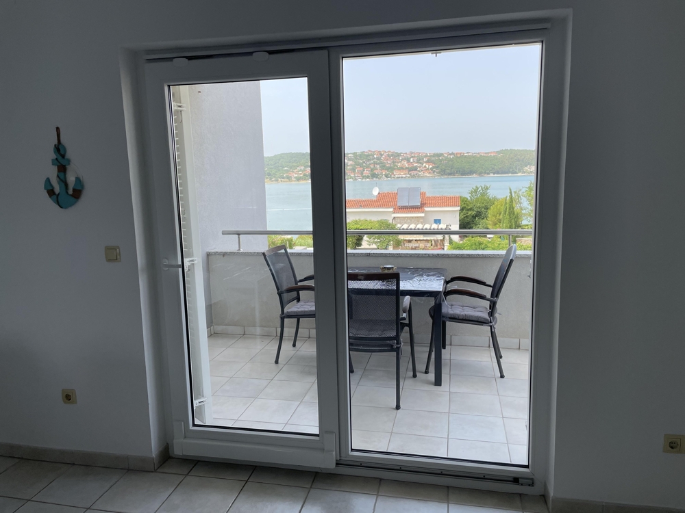 Vardagsrum med soffa och TV