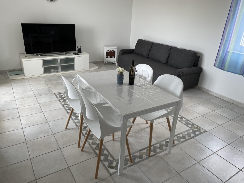 Öppet vardagsrum och matplats med kök