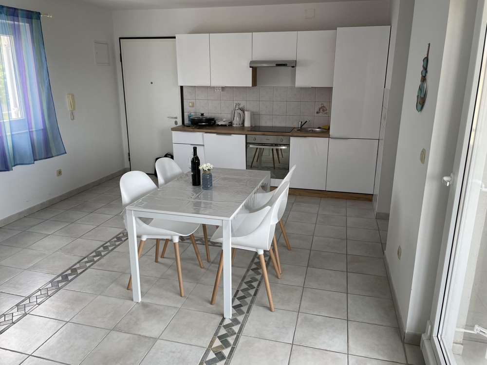 Kök med matplats och modern utrustning