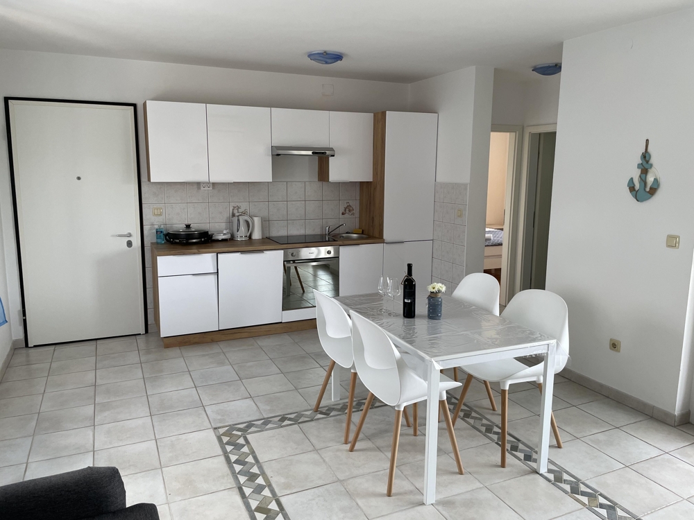 Öppen planlösning med kök och matplats