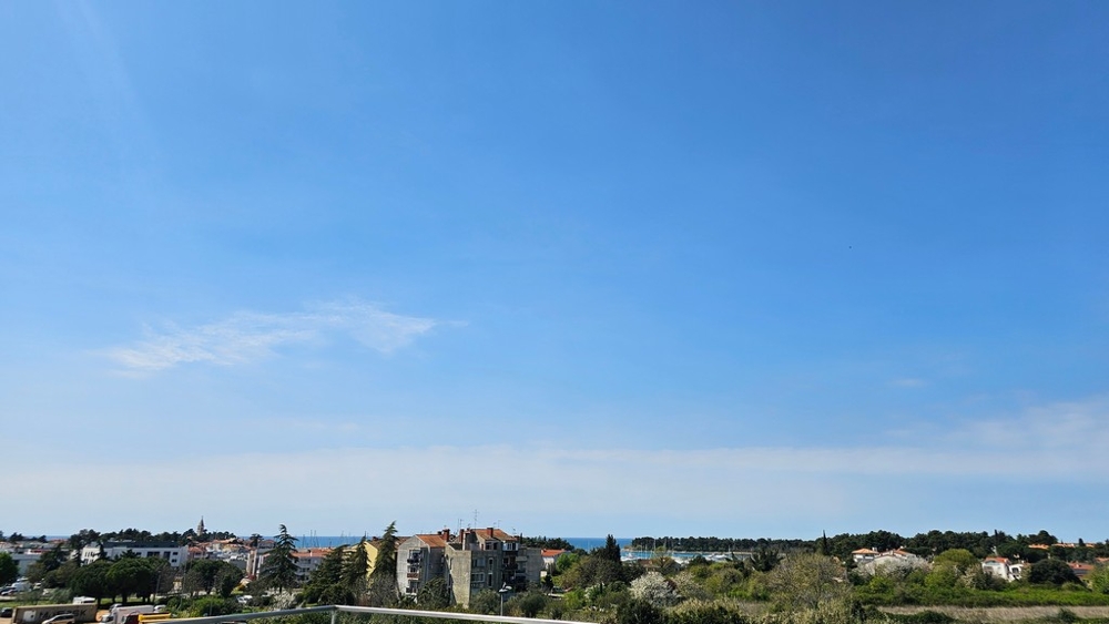 Från takterrassen kan du njuta av utsikten över havet.