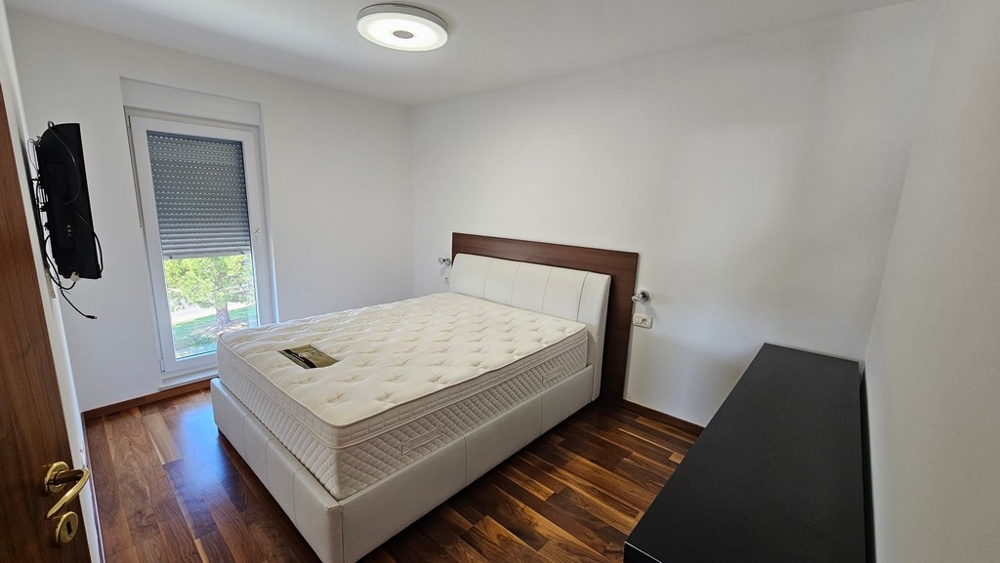 Sovrum med dubbelsäng och fönster