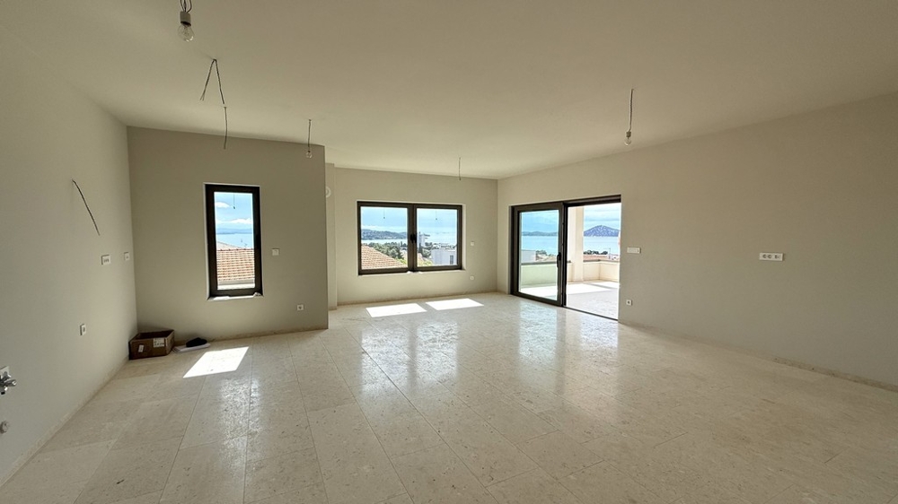 Ljust vardagsrum med utgång till altan