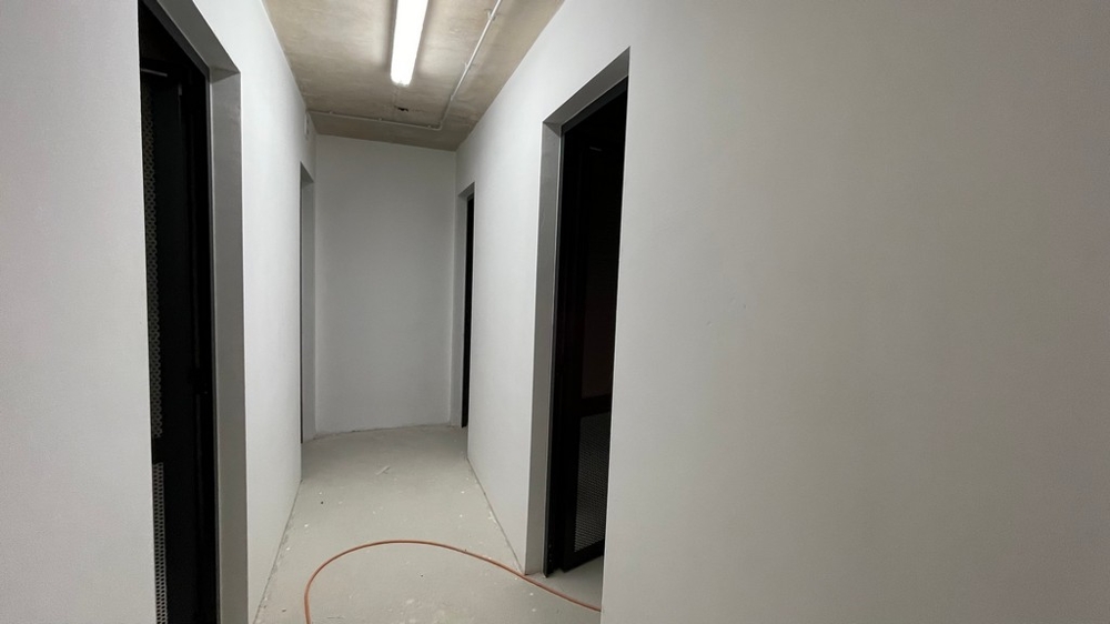 Källarhall med tillgång till förråd