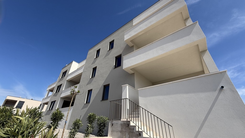 Modernt nybygge där lägenhet A3938 på första våningen är till salu.