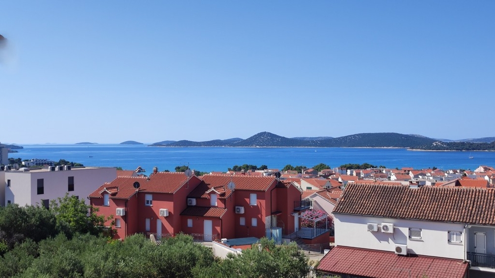 Utsikt över kusten och staden Vodice med havet