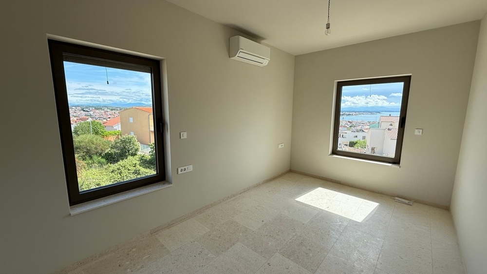 Sovrum med fönster och luftkonditionering