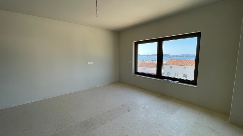 Sovrum med fönster och havsutsikt