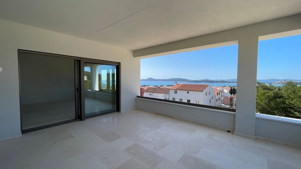 Täckt terrass med panoramautsikt över havet och kusten
