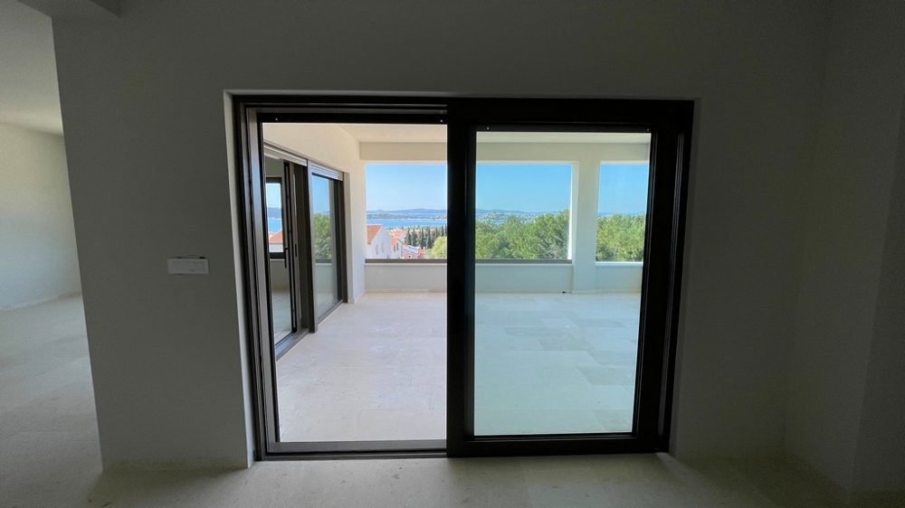 Vardagsrum med tillgång till täckt terrass och havsutsikt