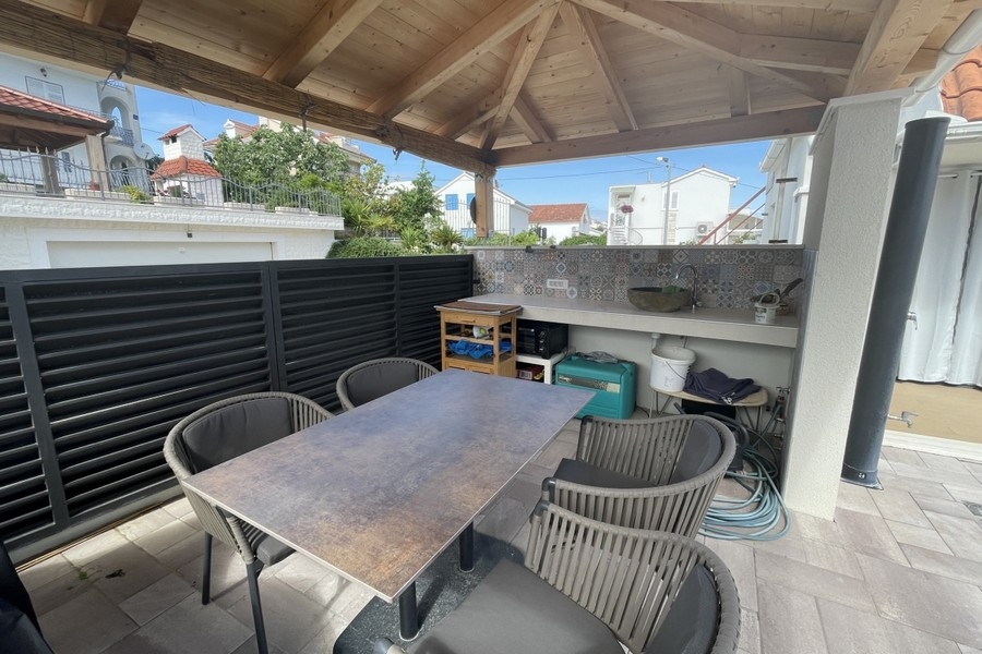 Uteplats med sittplatser och grillplats