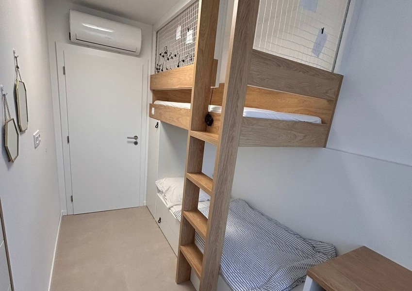 Sovrum med våningssäng och förvaringsutrymme
