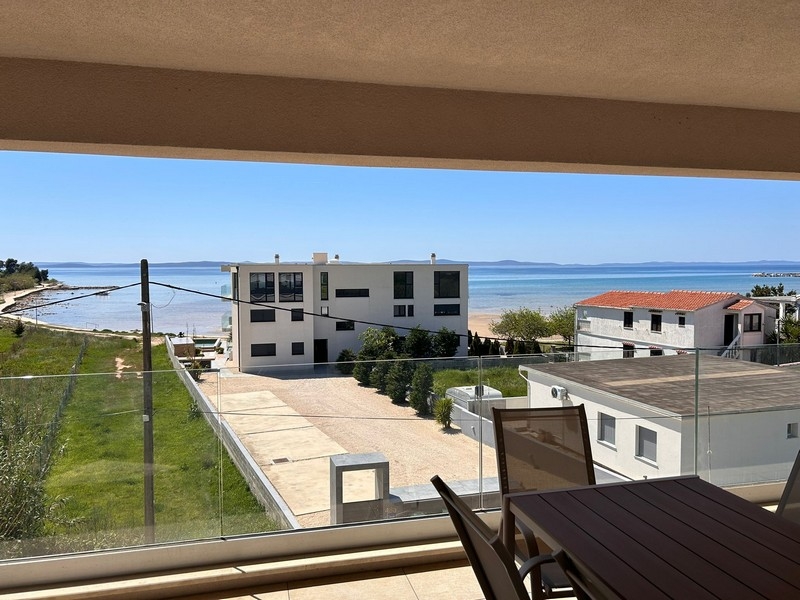 Utsikt över stranden från den täckta terrassen.