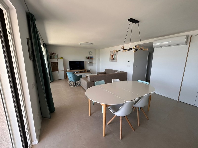 Modernt vardagsrum och matplats med luftkonditionering