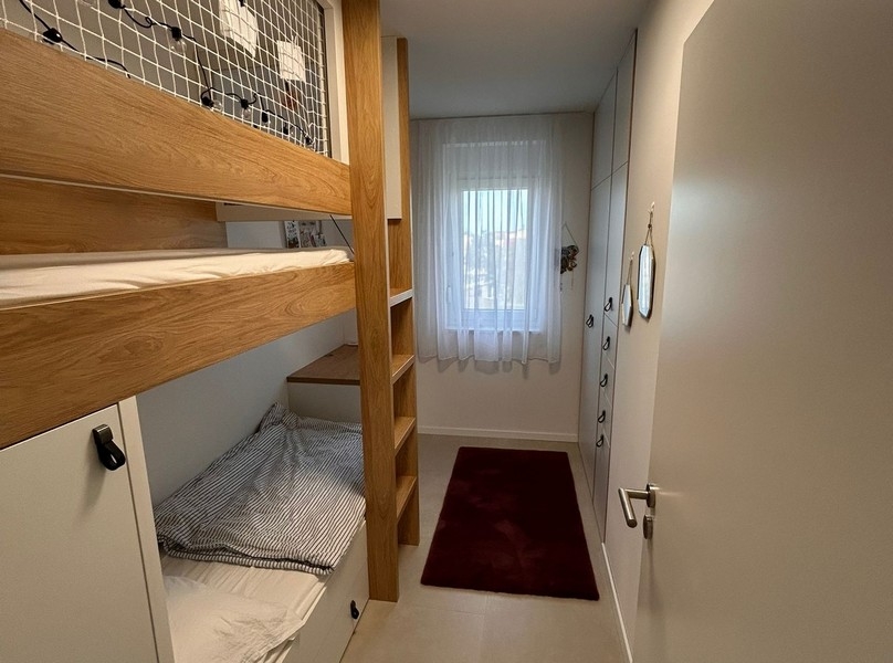 Barnrum med våningssäng och inbyggda garderober