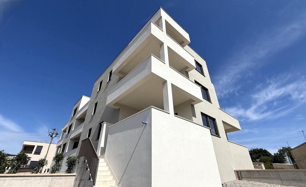 Modern nybyggnad med tydlig arkitektur och balkonger