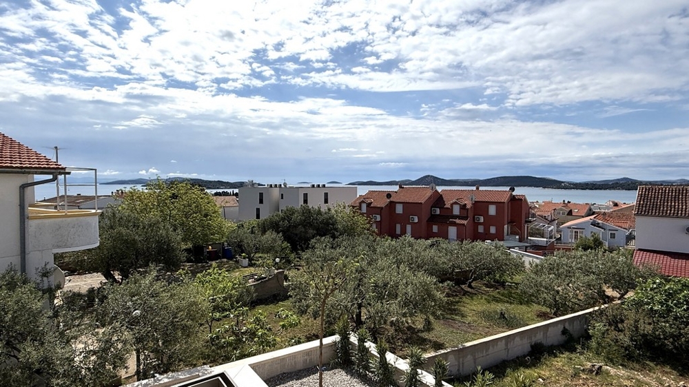 Panoramautsikt över havet och omgivningarna från lägenheten