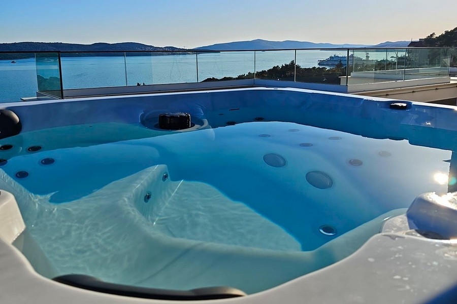 Jacuzzi på takterrassen med havsutsikt