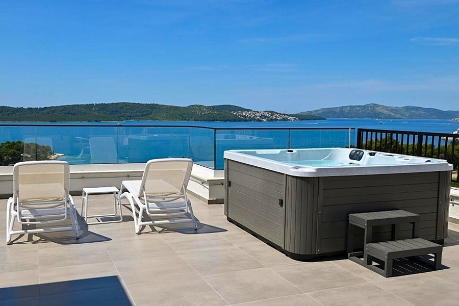 Takterrass med bubbelpool och utsikt över den kroatiska kusten.