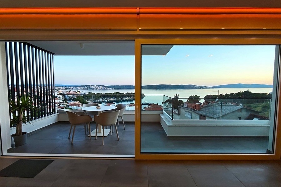 Täckt terrass med panoramautsikt över havet
