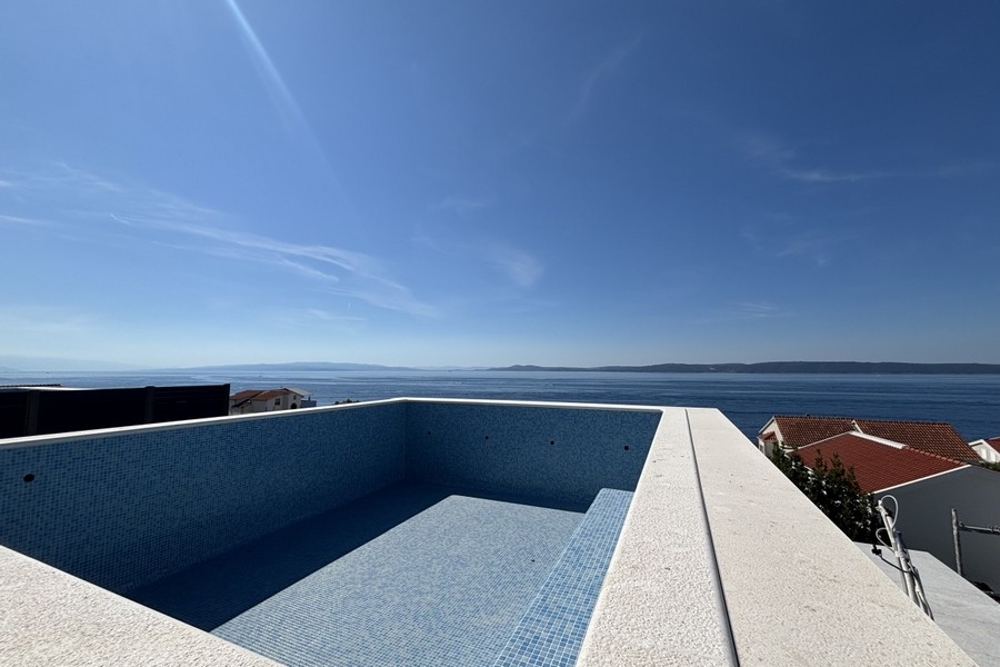 Takterrass med privat pool och panoramautsikt över havet
